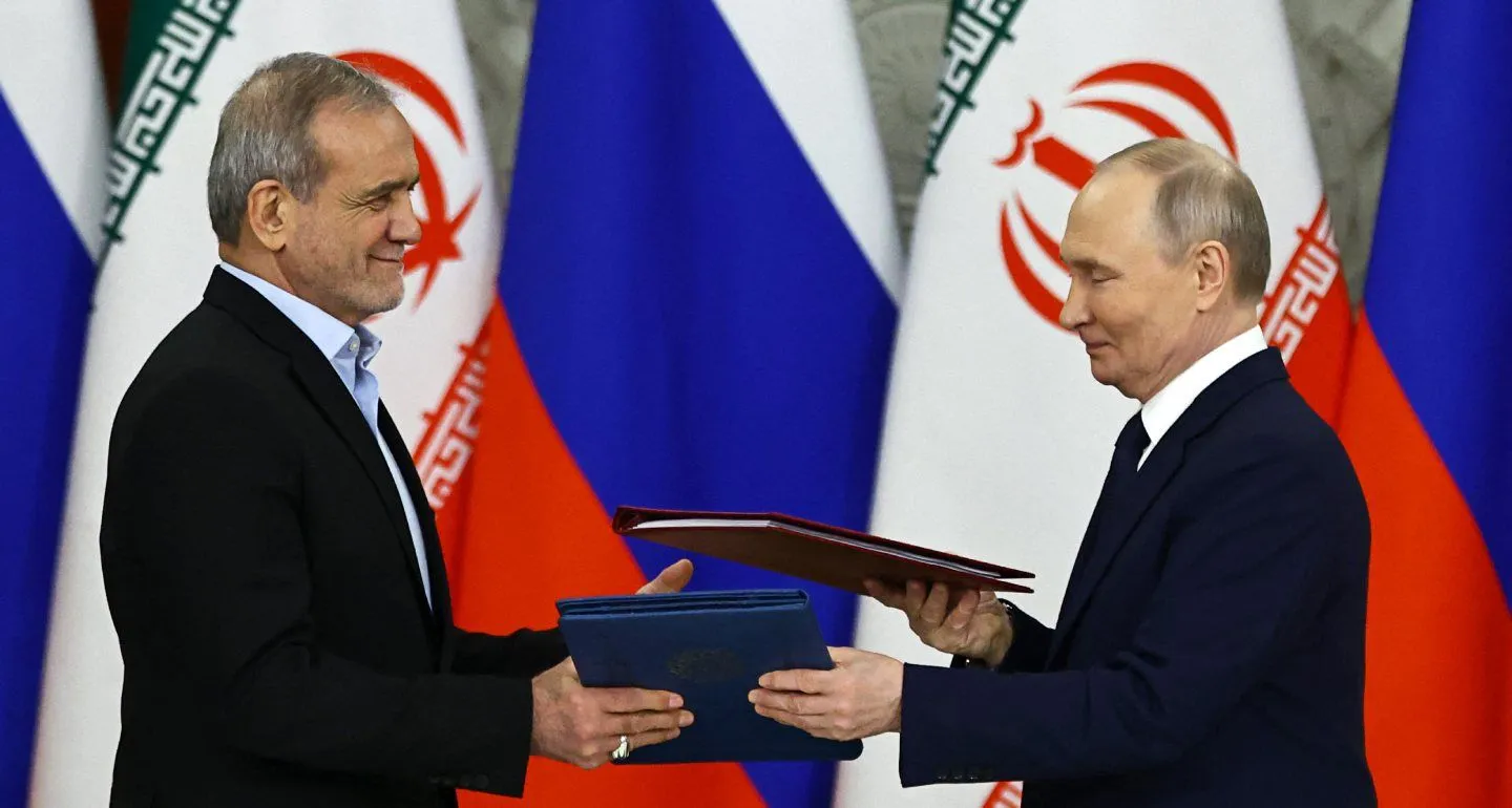 Vlagyimir Putyin orosz elnök és Maszúd Peszeskján iráni elnök
